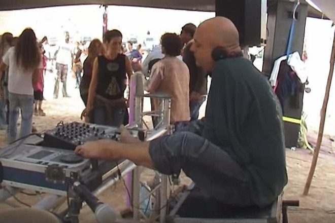 Watch the incredible Pascal Kleiman DJ using only his feet