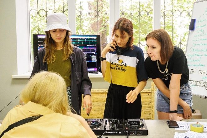 ​Moldovan artists are giving away free DJ lessons to Ukrainian women and girls