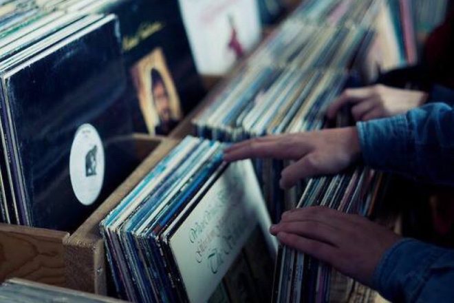 ​New dating app 'Vinylly' matches users through music compatibility