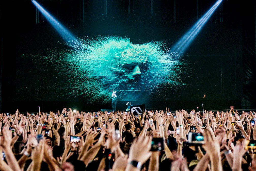 Почему в концертном зале. Визуальные эффекты на сцене. Голограмма на концерте. Голограмма человека на сцене. Музыкальный фестиваль с голограммами.