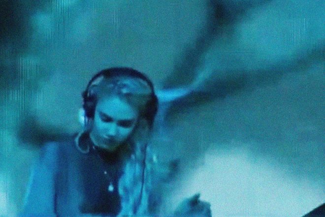 Grimes issues apology following "disastrous" DJ set at Coachella