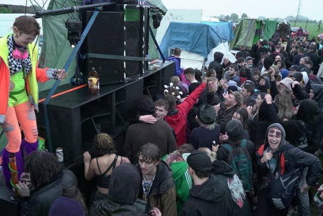 Police found it &quot;impossible&quot; to stop a 3000-person rave in Somerset